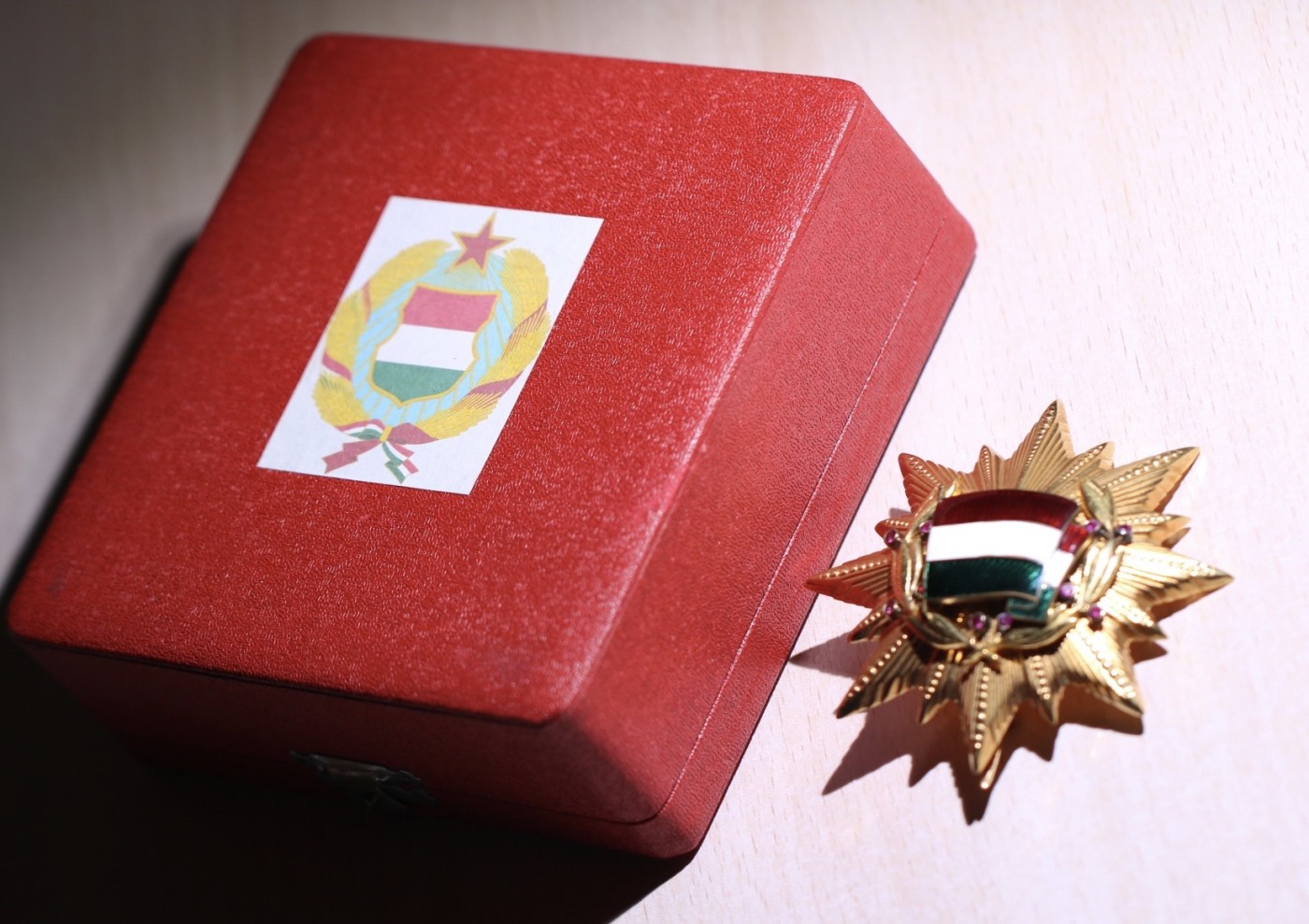 大猫徽章拍卖第234期  匈牙利一级国旗勋章 红宝石饰 非原盒