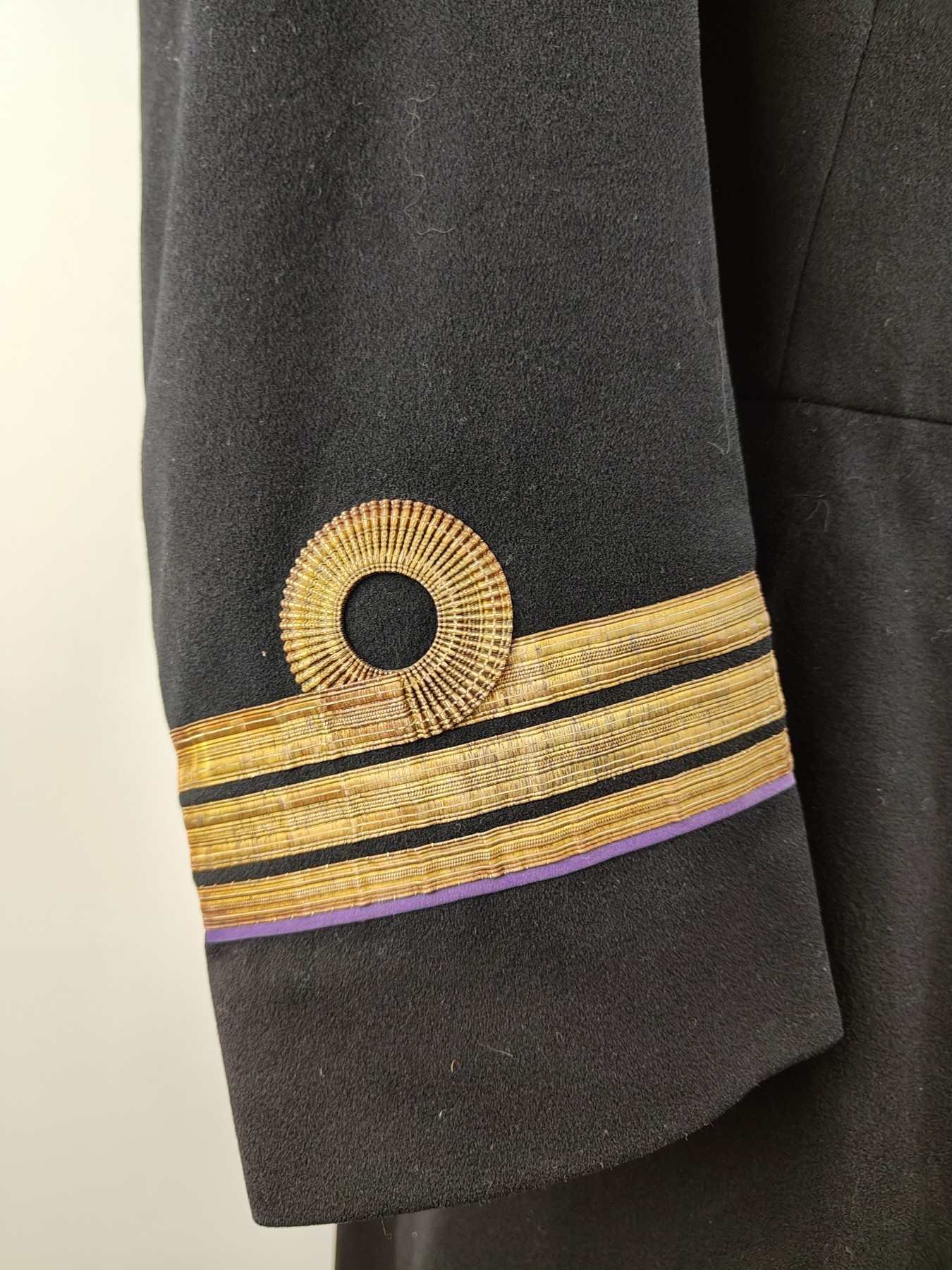 全场0元起拍 第99期 咸鱼国勋章拍卖专场 10月15日（周日）下午6：00开始 原品日本ww2时期，海军參謀少佐通常礼服 带饰绪孔 带肩章（肩章非原配）胸围102 肩宽44 衣长94 袖长54