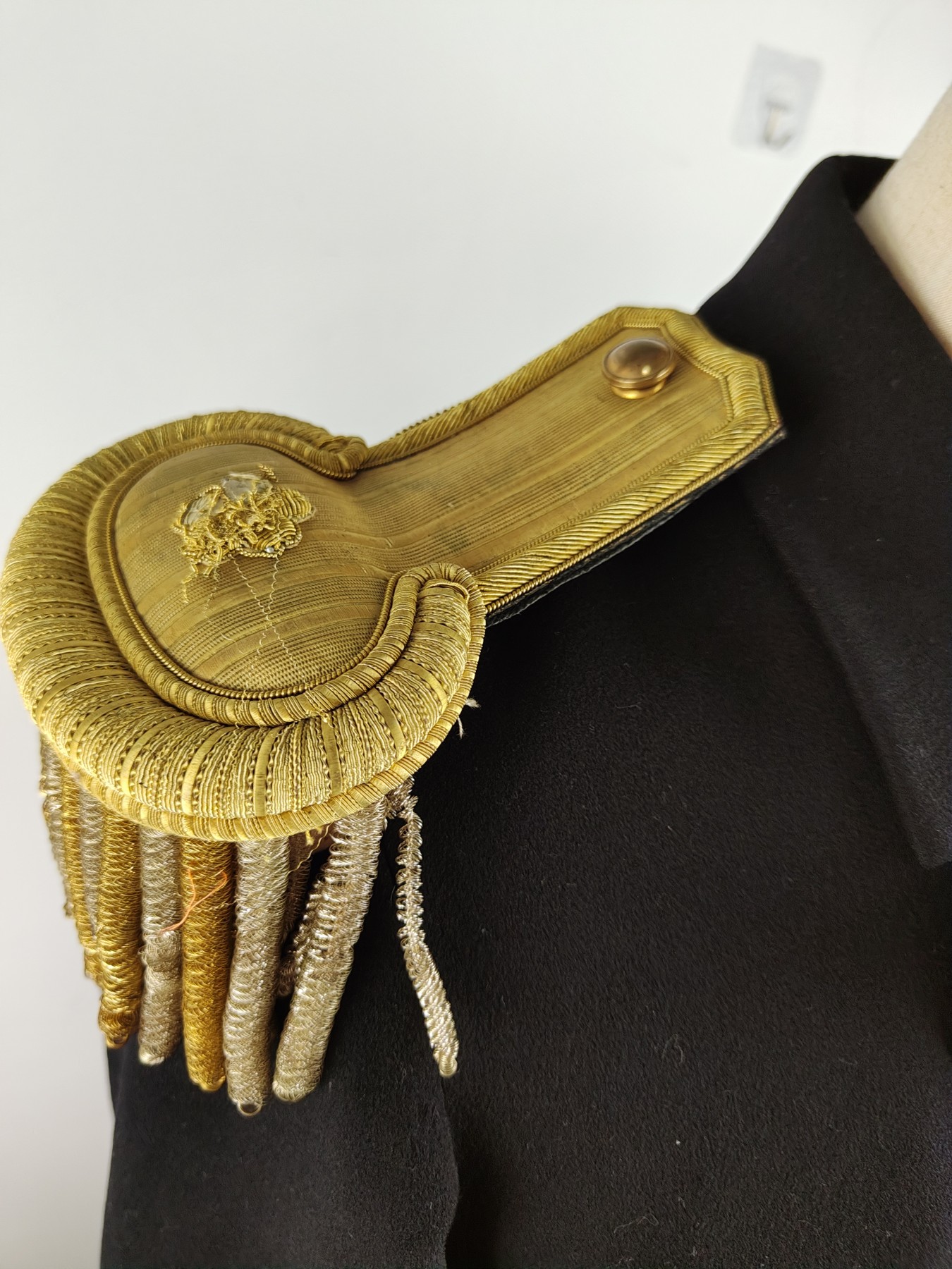 全场0元起拍 第99期 咸鱼国勋章拍卖专场 10月15日（周日）下午6：00开始 原品日本ww2时期，海军參謀少佐通常礼服 带饰绪孔 带肩章（肩章非原配）胸围102 肩宽44 衣长94 袖长54