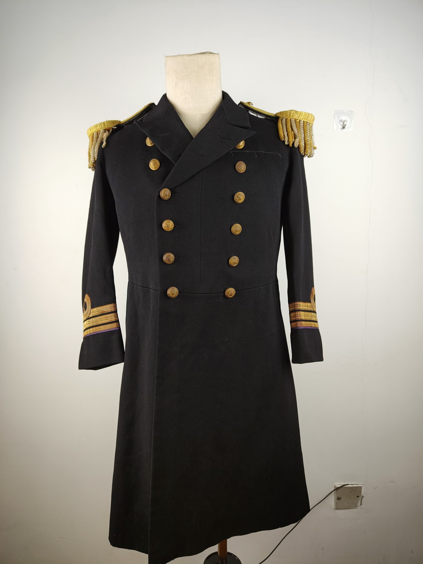 全场0元起拍 第99期 咸鱼国勋章拍卖专场 10月15日（周日）下午6：00开始 原品日本ww2时期，海军參謀少佐通常礼服 带饰绪孔 带肩章（肩章非原配）胸围102 肩宽44 衣长94 袖长54