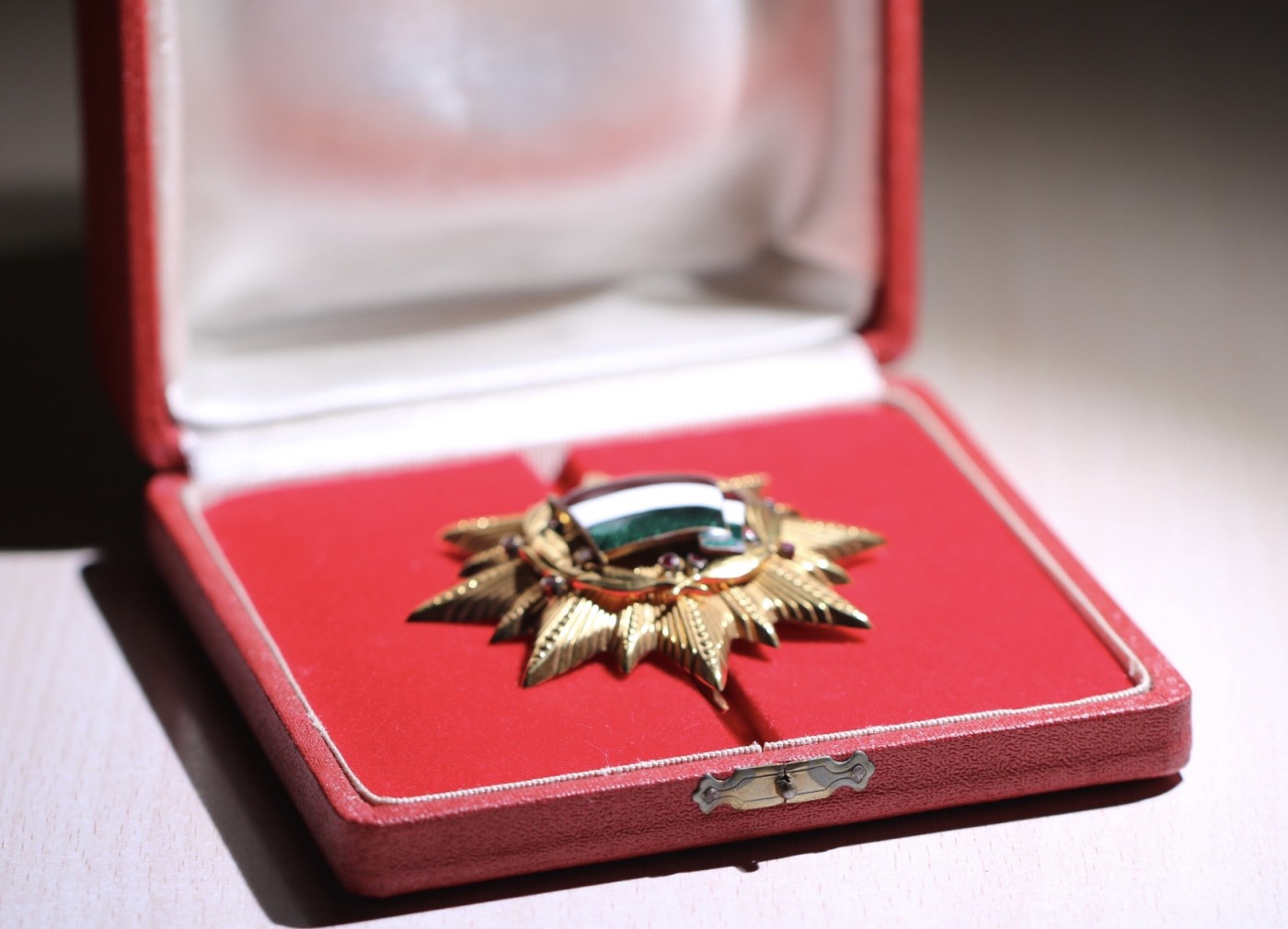 大猫徽章拍卖第234期  匈牙利一级国旗勋章 红宝石饰 非原盒