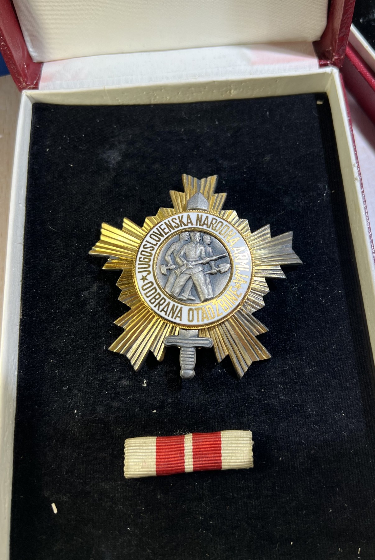 大猫徽章拍卖第234期  南斯拉夫 人民军勋章 军事功勋勋章一组 原证书 大证书是一级军事功勋的 同一人获得