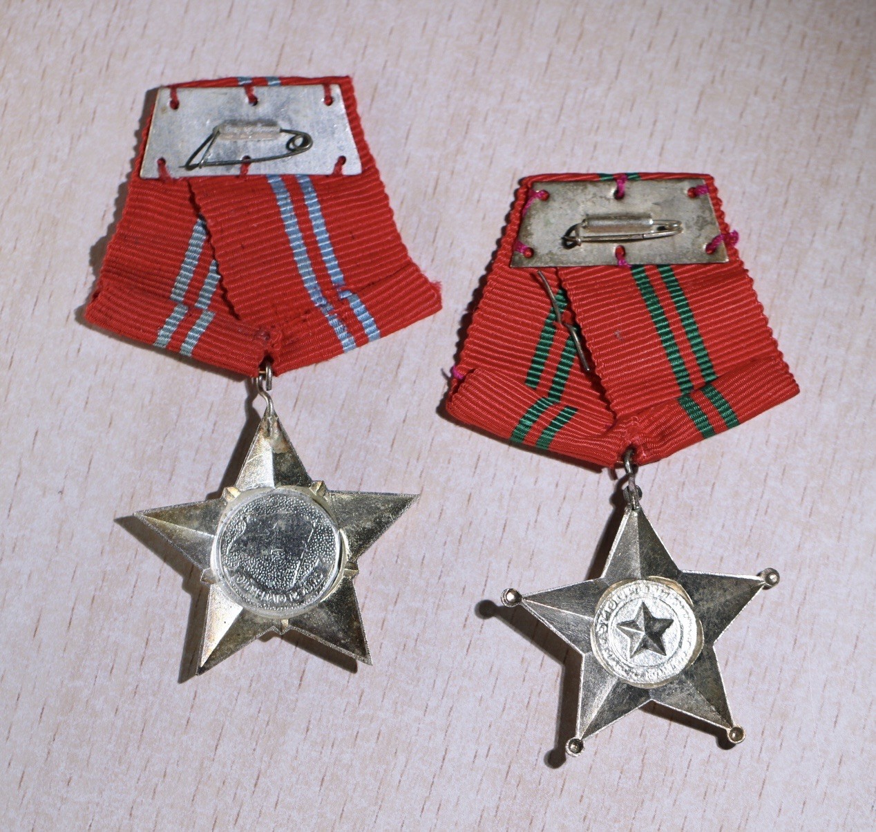 大猫徽章拍卖第234期  越南南方解放阵线（越共）二级解放战士勋章 越南民主共和国（北越）三级战功勋章