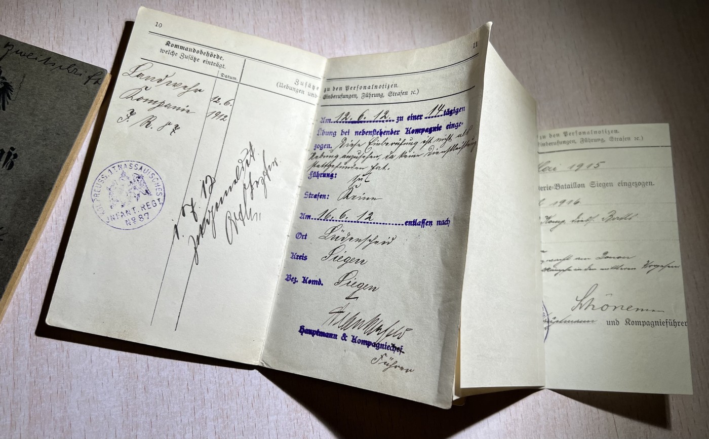 大猫徽章拍卖第234期  一战德国士兵证两本 左侧部分翻译