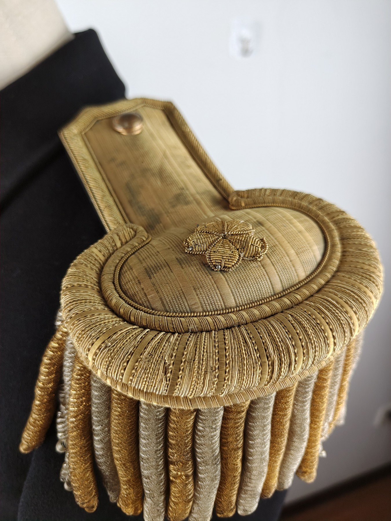 全场0元起拍 第99期 咸鱼国勋章拍卖专场 10月15日（周日）下午6：00开始 原品日本ww2时期，海军參謀少佐通常礼服 带饰绪孔 带肩章（肩章非原配）胸围102 肩宽44 衣长94 袖长54