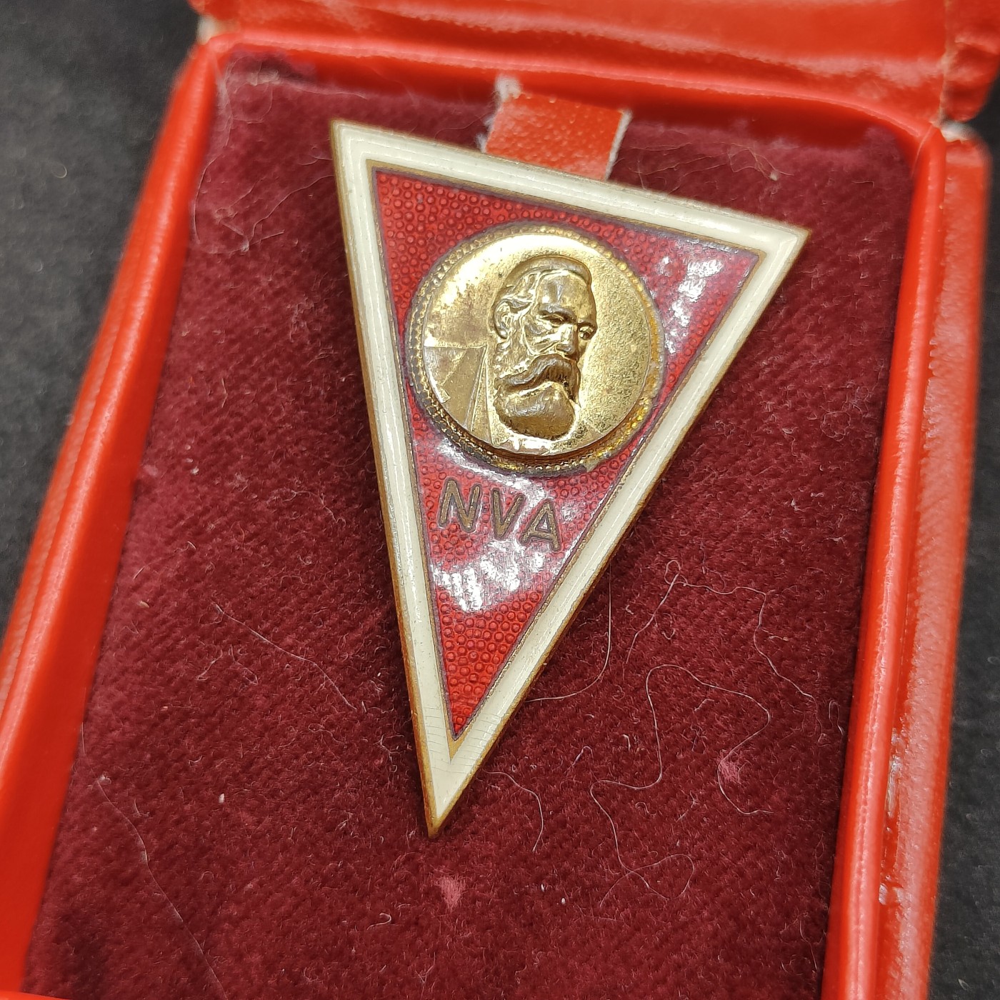 全场0元起拍 第99期 咸鱼国勋章拍卖专场 10月15日（周日）下午6：00开始 	东德人民军 高级军官/将官 早期珐琅版 恩格斯军事学院 毕业证章带盒