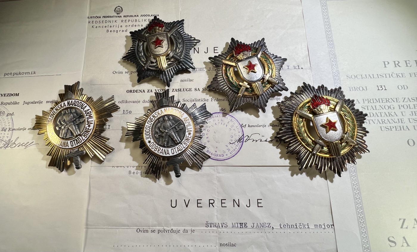 大猫徽章拍卖第234期  南斯拉夫 人民军勋章 军事功勋勋章一组 原证书 大证书是一级军事功勋的 同一人获得