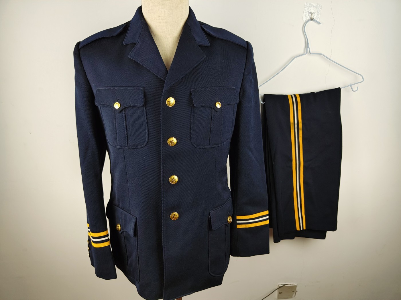 全场0元起拍 第99期 咸鱼国勋章拍卖专场 10月15日（周日）下午6：00开始 	苏联模式马裤呢92仪仗队礼服 胸围106 肩宽48 衣长78袖长65 腰围79 裤长107