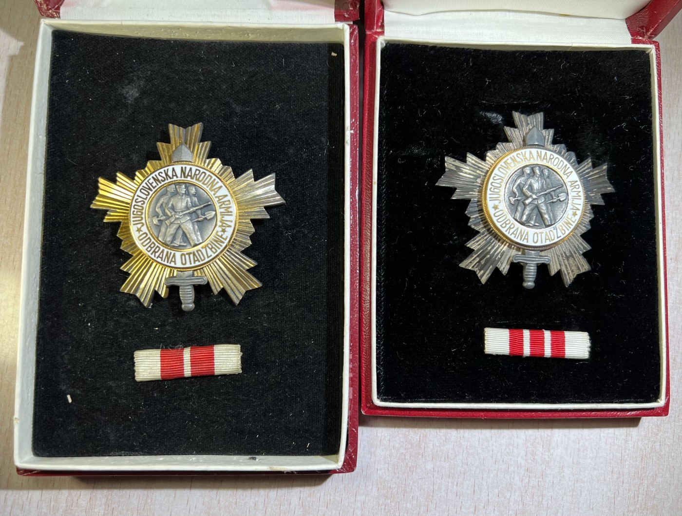 大猫徽章拍卖第234期  南斯拉夫 人民军勋章 军事功勋勋章一组 原证书 大证书是一级军事功勋的 同一人获得