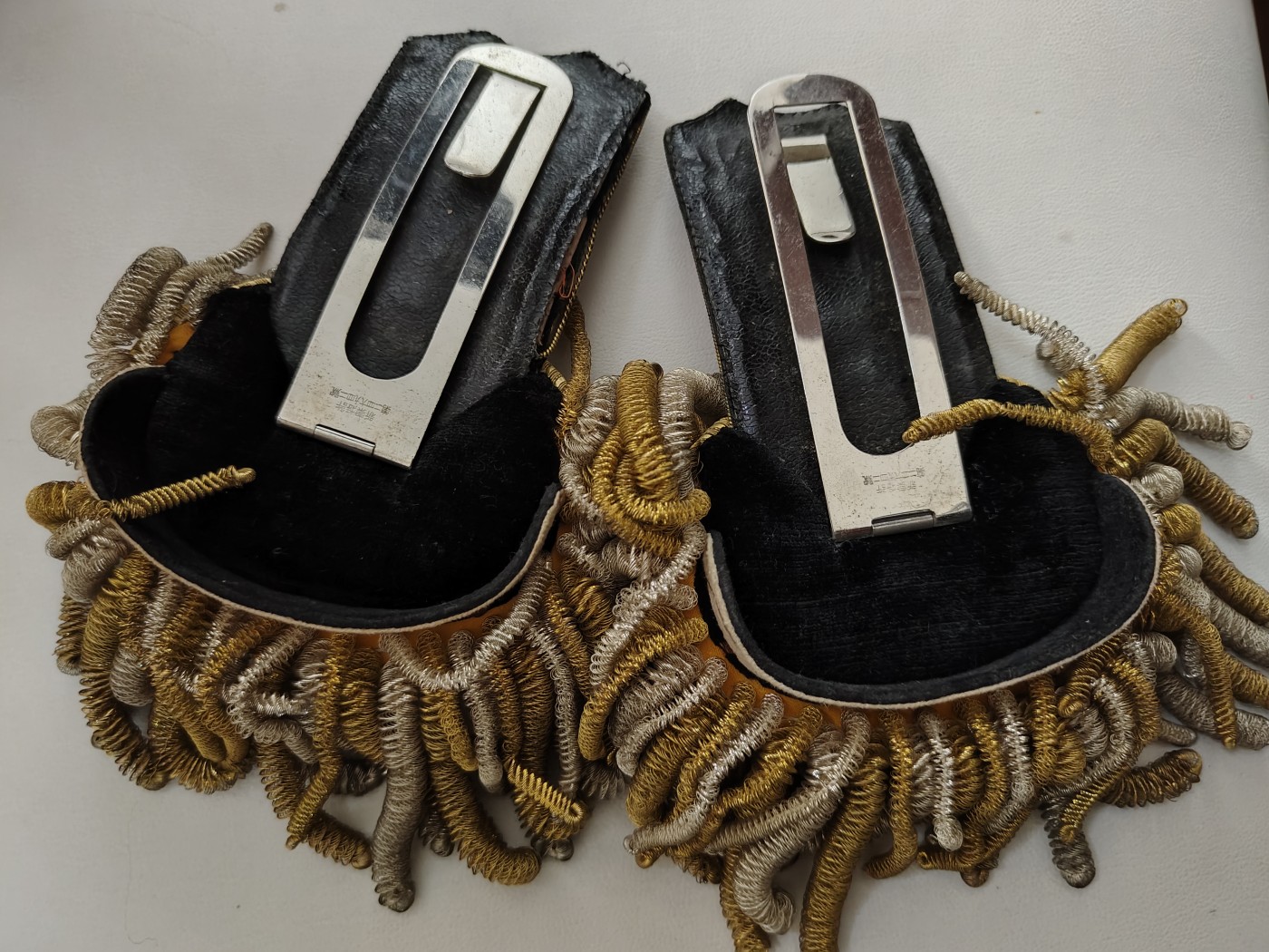 全场0元起拍 第99期 咸鱼国勋章拍卖专场 10月15日（周日）下午6：00开始 原品日本ww2时期，海军參謀少佐通常礼服 带饰绪孔 带肩章（肩章非原配）胸围102 肩宽44 衣长94 袖长54