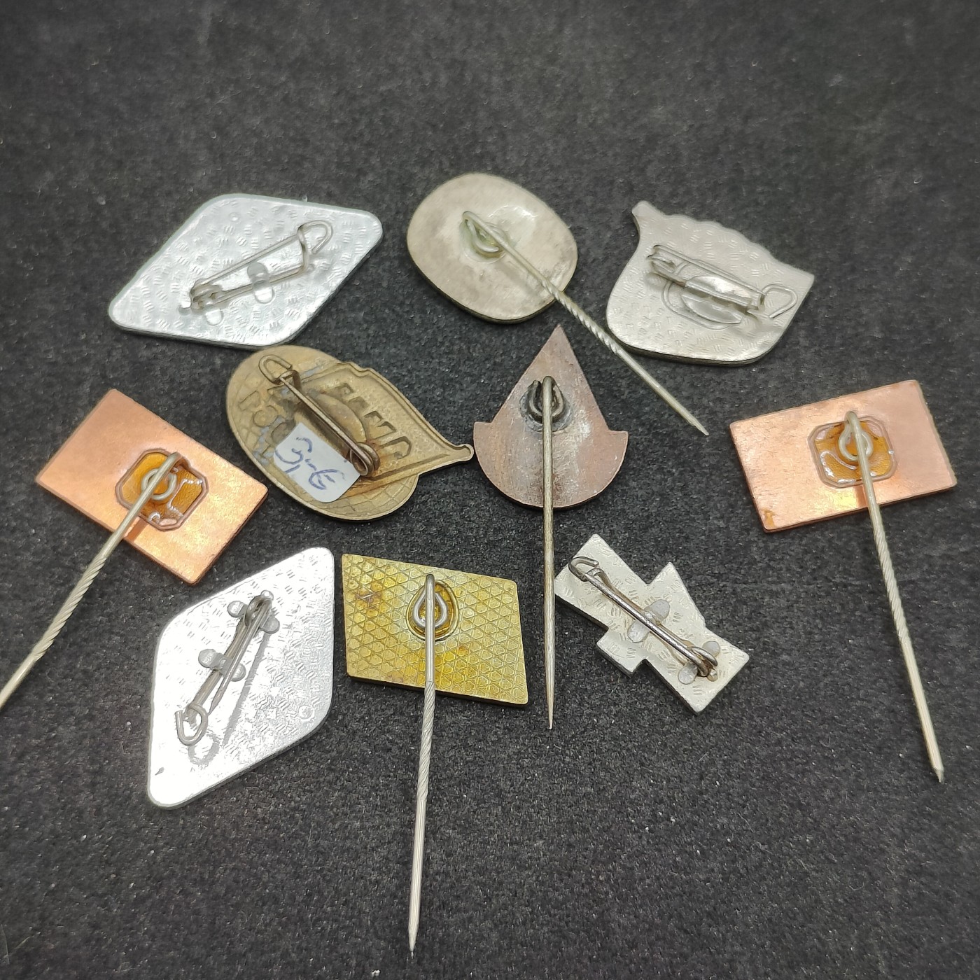 全场0元起拍 第99期 咸鱼国勋章拍卖专场 10月15日（周日）下午6：00开始 东德徽章10个