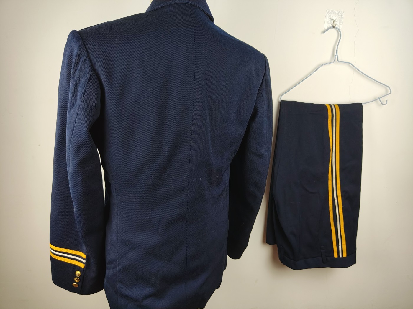 全场0元起拍 第99期 咸鱼国勋章拍卖专场 10月15日（周日）下午6：00开始 	苏联模式马裤呢92仪仗队礼服 胸围106 肩宽48 衣长78袖长65 腰围79 裤长107