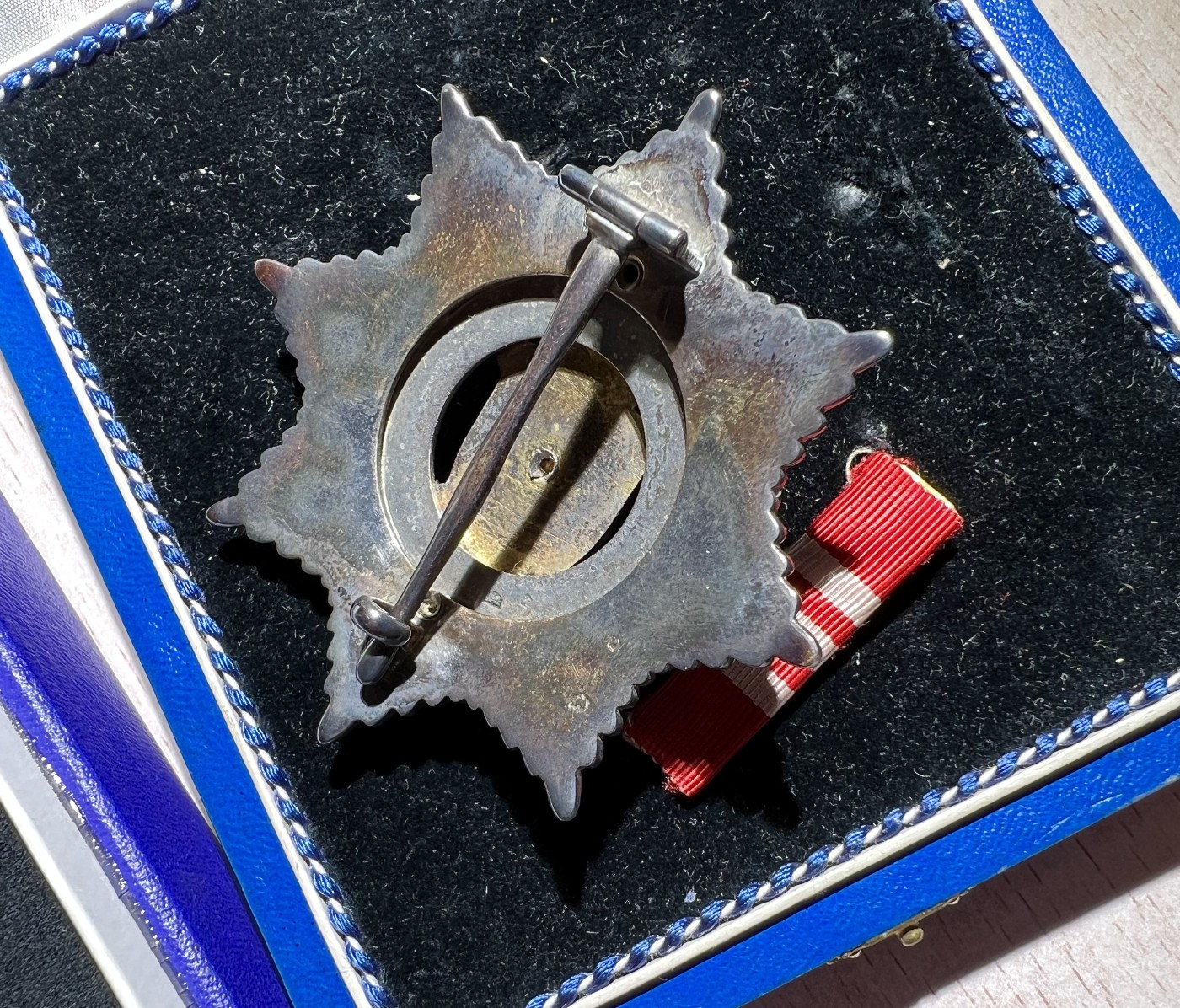 大猫徽章拍卖第234期  南斯拉夫 人民军勋章 军事功勋勋章一组 原证书 大证书是一级军事功勋的 同一人获得