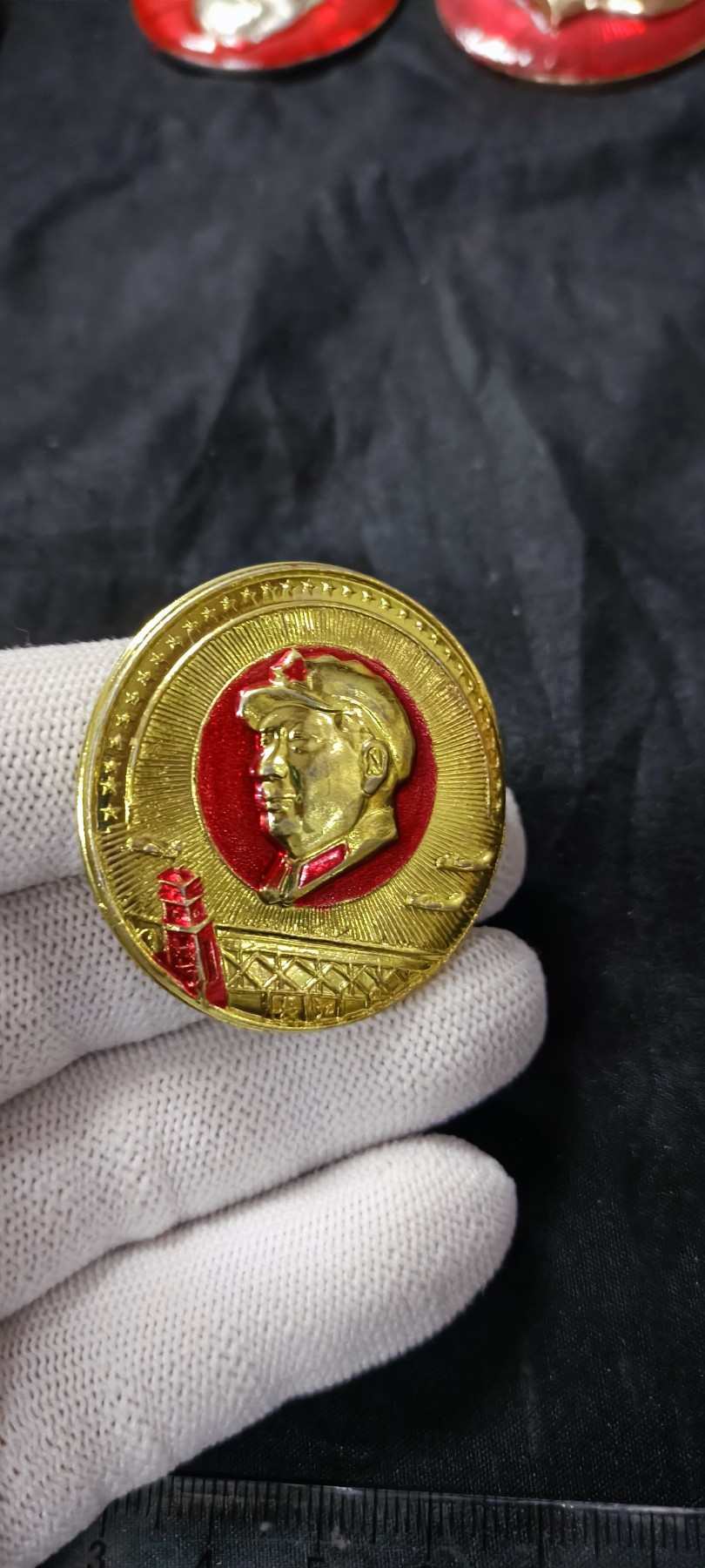 天字一号精品书章拍卖！ 少见金色毛章！金光闪闪，红太阳闪耀金光！