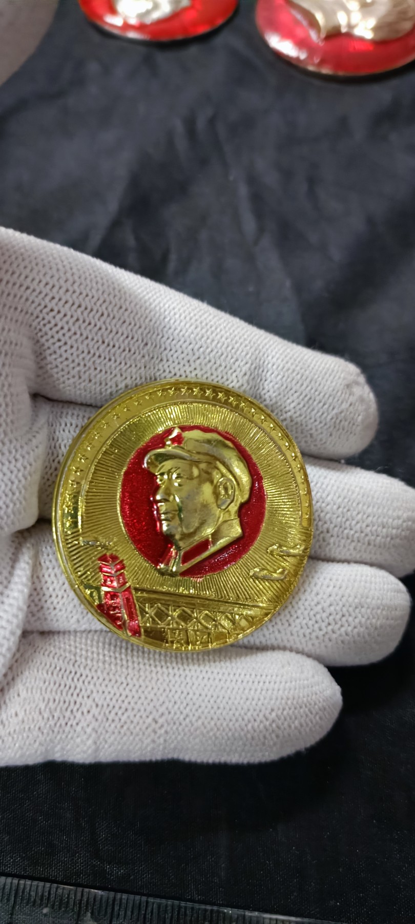 天字一号精品书章拍卖！ 少见金色毛章！金光闪闪，红太阳闪耀金光！