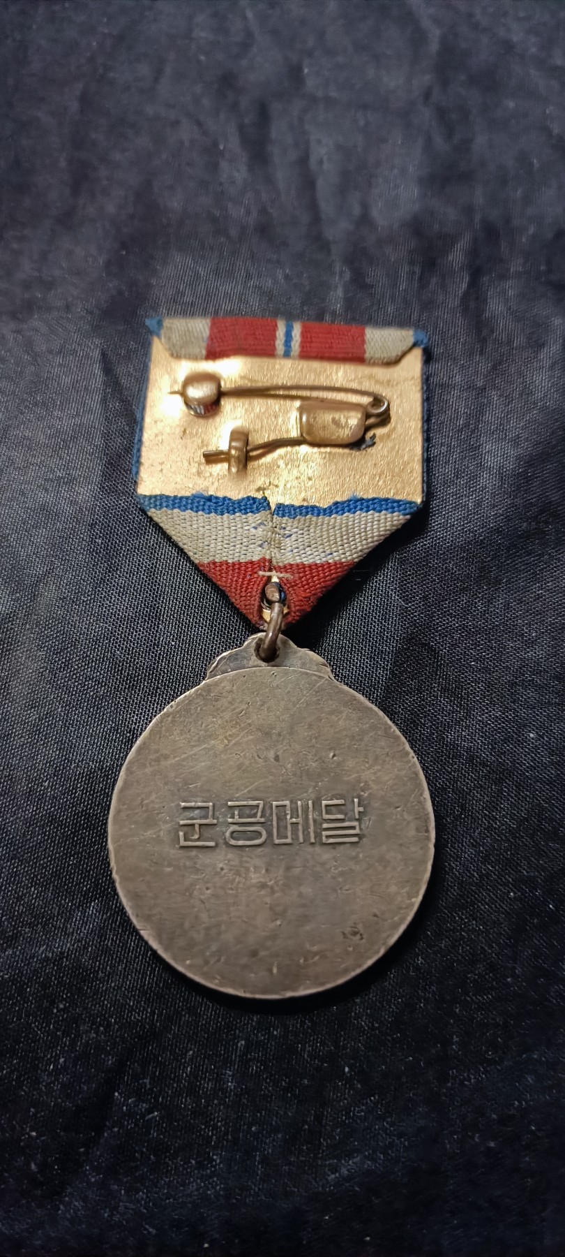 天字一号精品书章拍卖！ 朝鲜🇰🇵军功章，银质台阶版