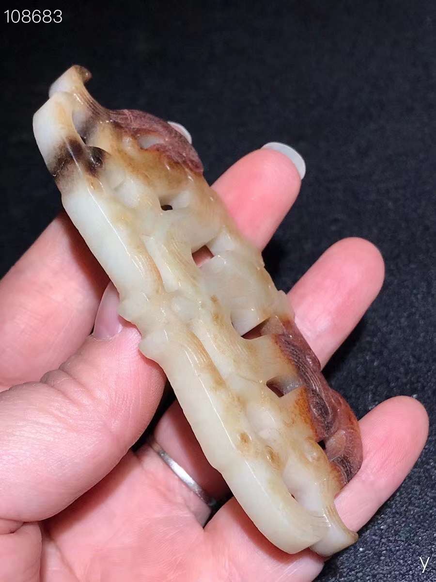 和田玉玉璧，选料上乘，玉质圆润，造型独特，包浆浓厚，品相一流，沁色完美，