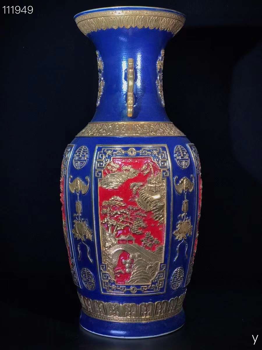 乾隆高浮雕挂耳尊、纯手工胎，器形优美，造型周正挺拔，品相完整。