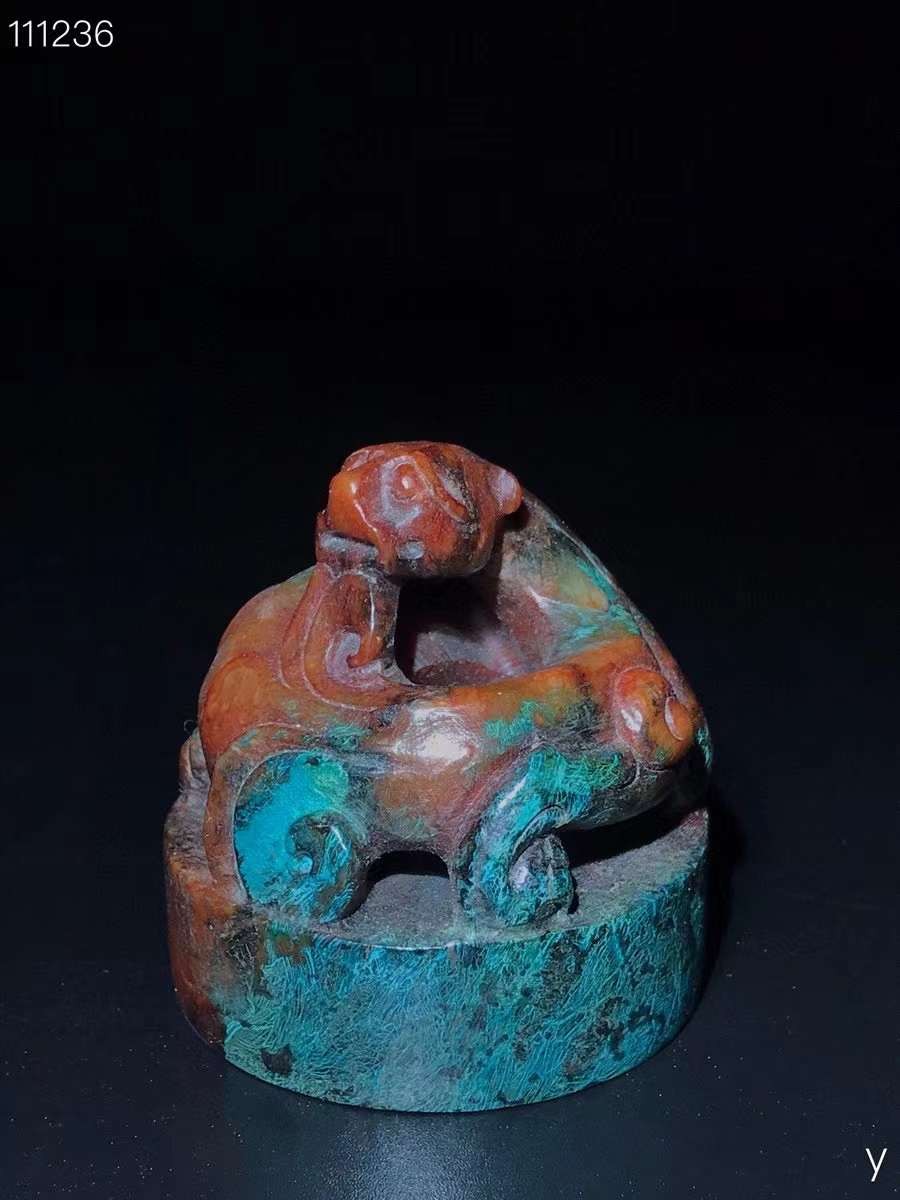 和田玉璃龙套章，玉质细腻，包浆厚重，沁色入骨，雕工精细，品相完美，细节如图！