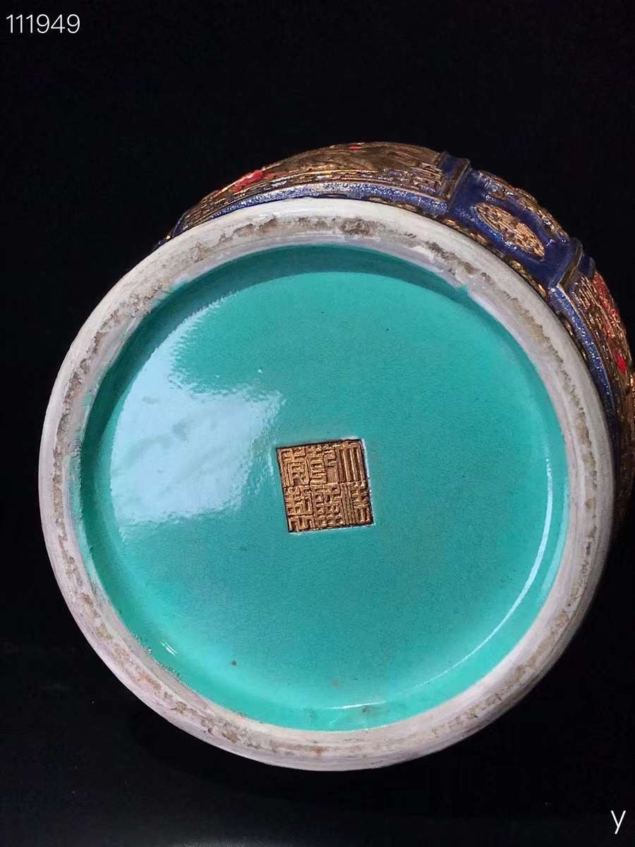 乾隆高浮雕挂耳尊、纯手工胎，器形优美，造型周正挺拔，品相完整。