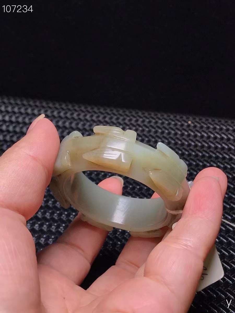 和田玉童镯，雕工精湛，包浆老道，沁色完美，玉质温润细腻，收藏佳品！