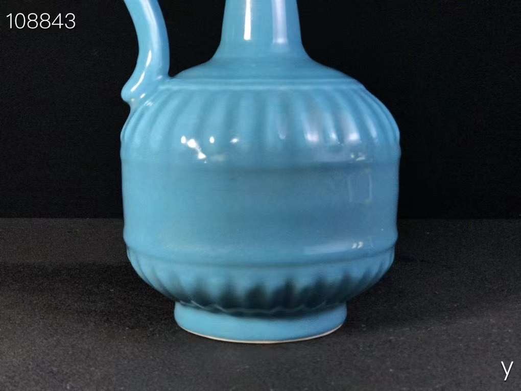 乾隆单色釉花浇，纯手工胎，器形优美，造型周正挺拔，品相完整。