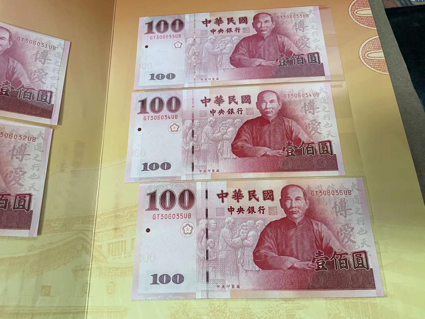 【Blue Auction】✨世界纸币精拍第380期【精】 【原装册】台湾 辛亥革命100周年 纪念册 内含100元10连钞&10枚10元硬币 全新UNC