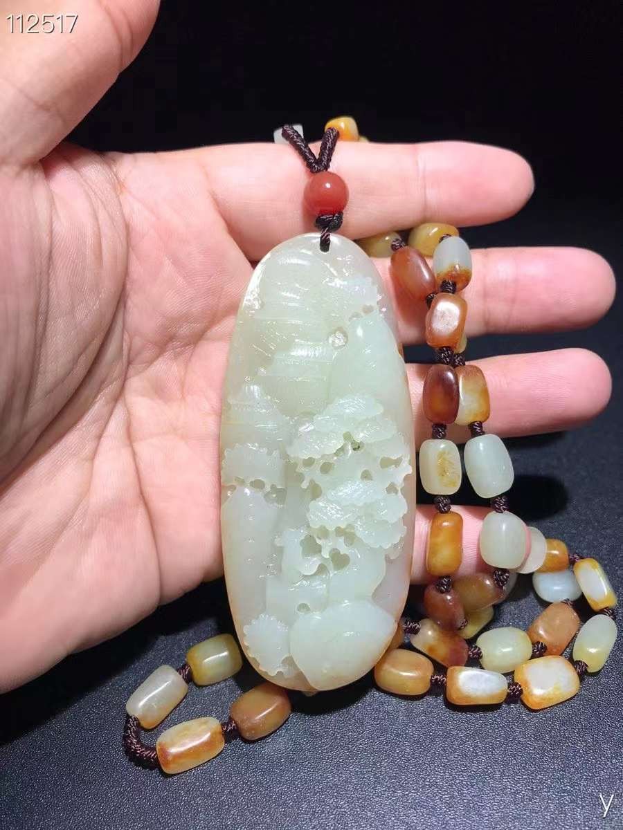 和田玉带皮籽料雕刻山水项链：雕工精湛，包浆老道，沁色完美，玉质温润细腻，收藏佳品！