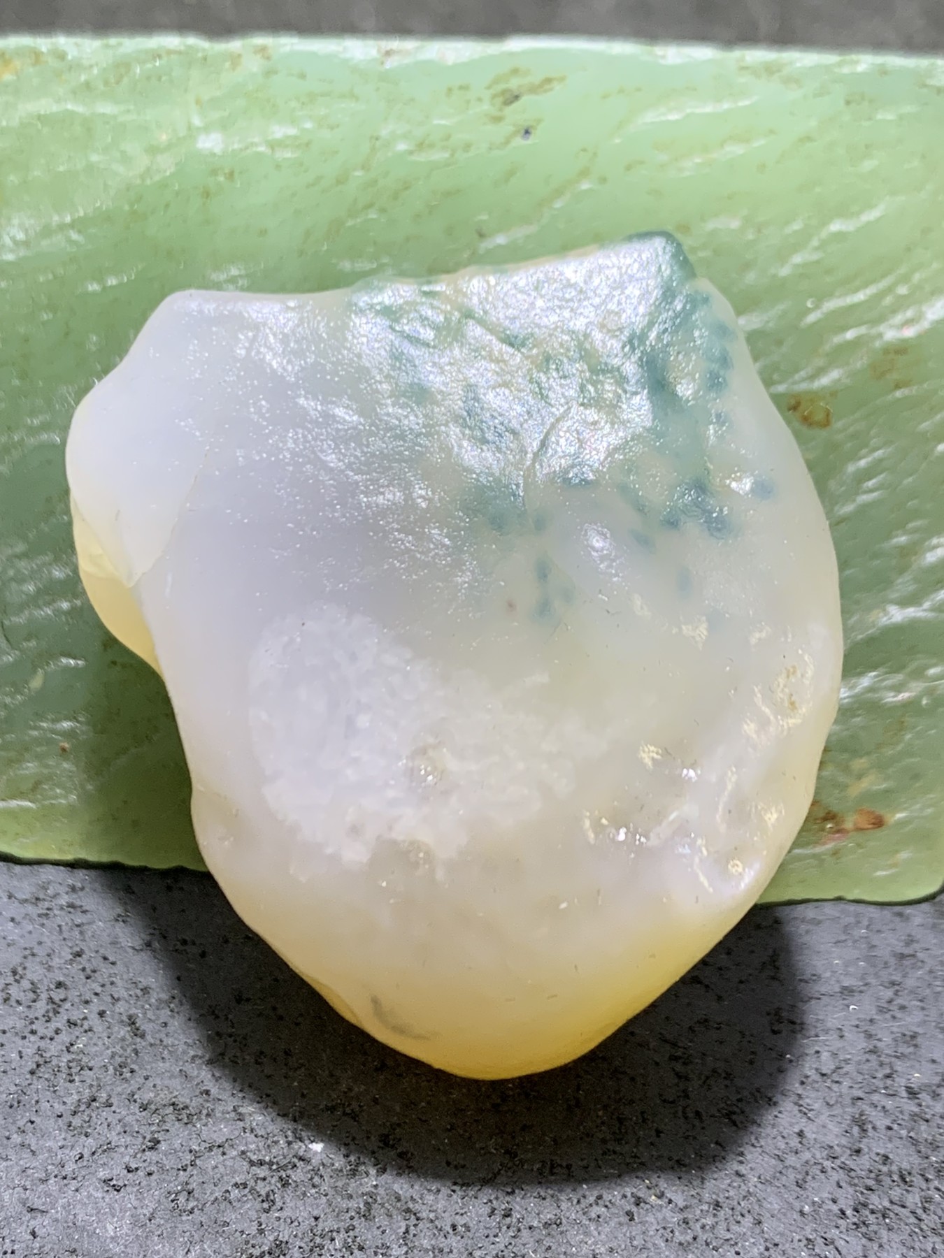 放福利！精美天然戈壁绿草花沁白玛瑙原石一颗