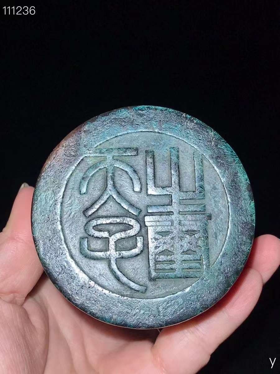 和田玉璃龙套章，玉质细腻，包浆厚重，沁色入骨，雕工精细，品相完美，细节如图！