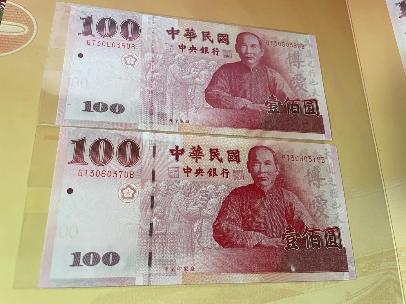 【Blue Auction】✨世界纸币精拍第380期【精】 【原装册】台湾 辛亥革命100周年 纪念册 内含100元10连钞&10枚10元硬币 全新UNC