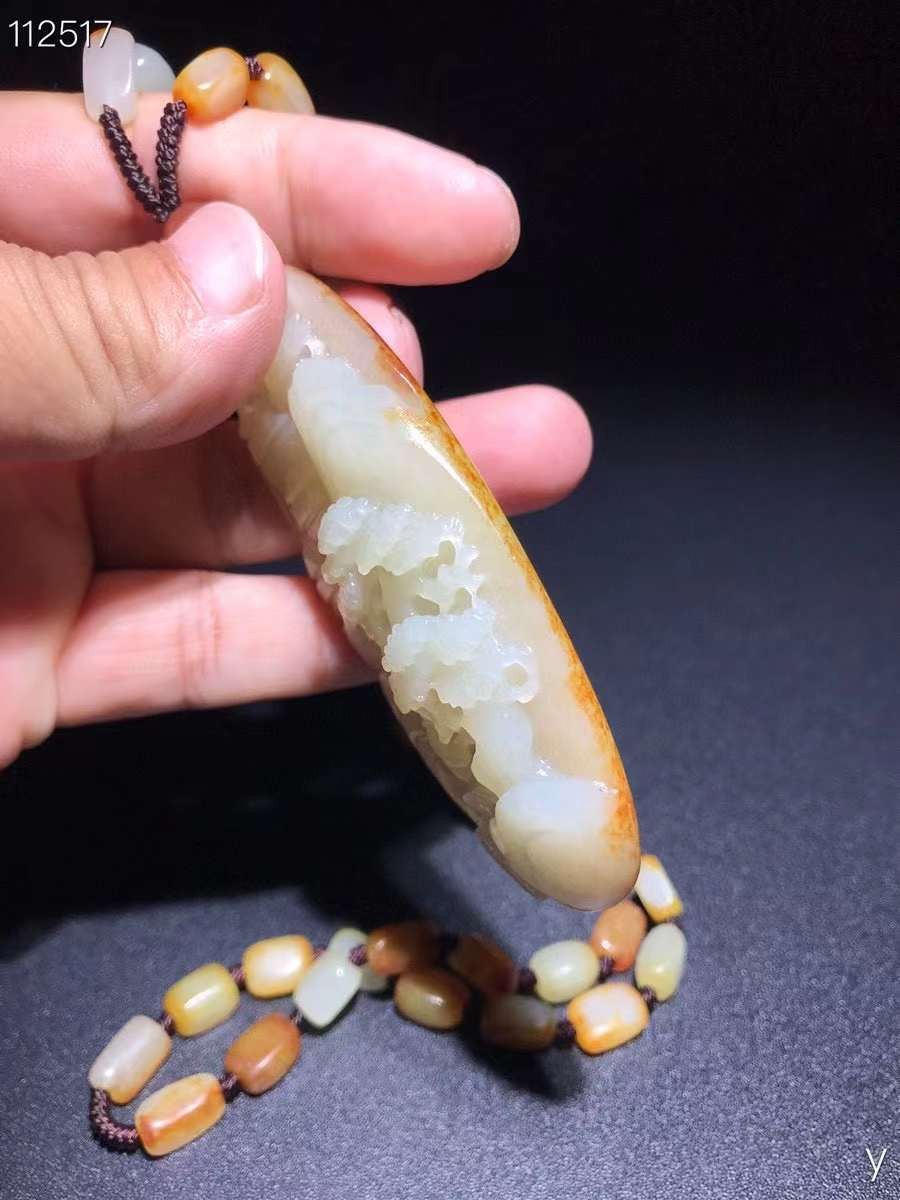 和田玉带皮籽料雕刻山水项链：雕工精湛，包浆老道，沁色完美，玉质温润细腻，收藏佳品！