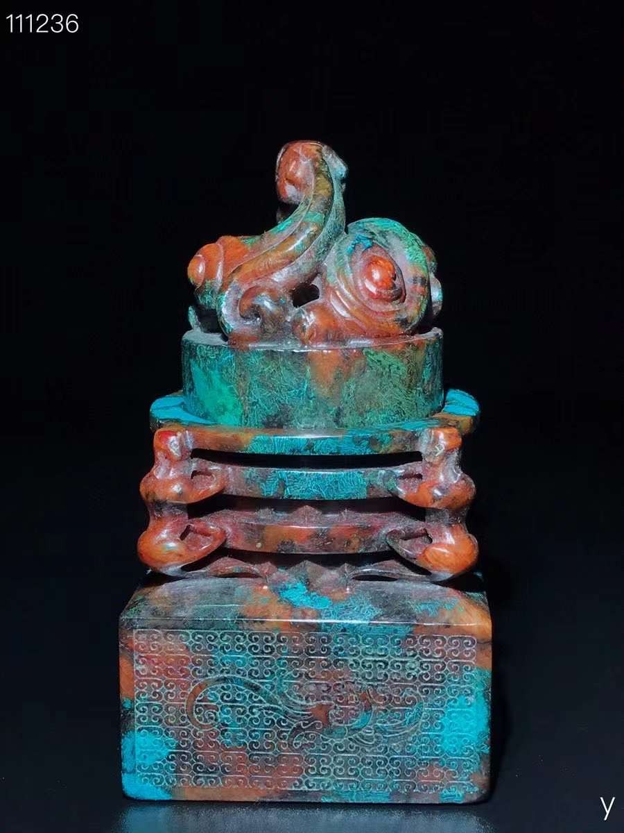 和田玉璃龙套章，玉质细腻，包浆厚重，沁色入骨，雕工精细，品相完美，细节如图！