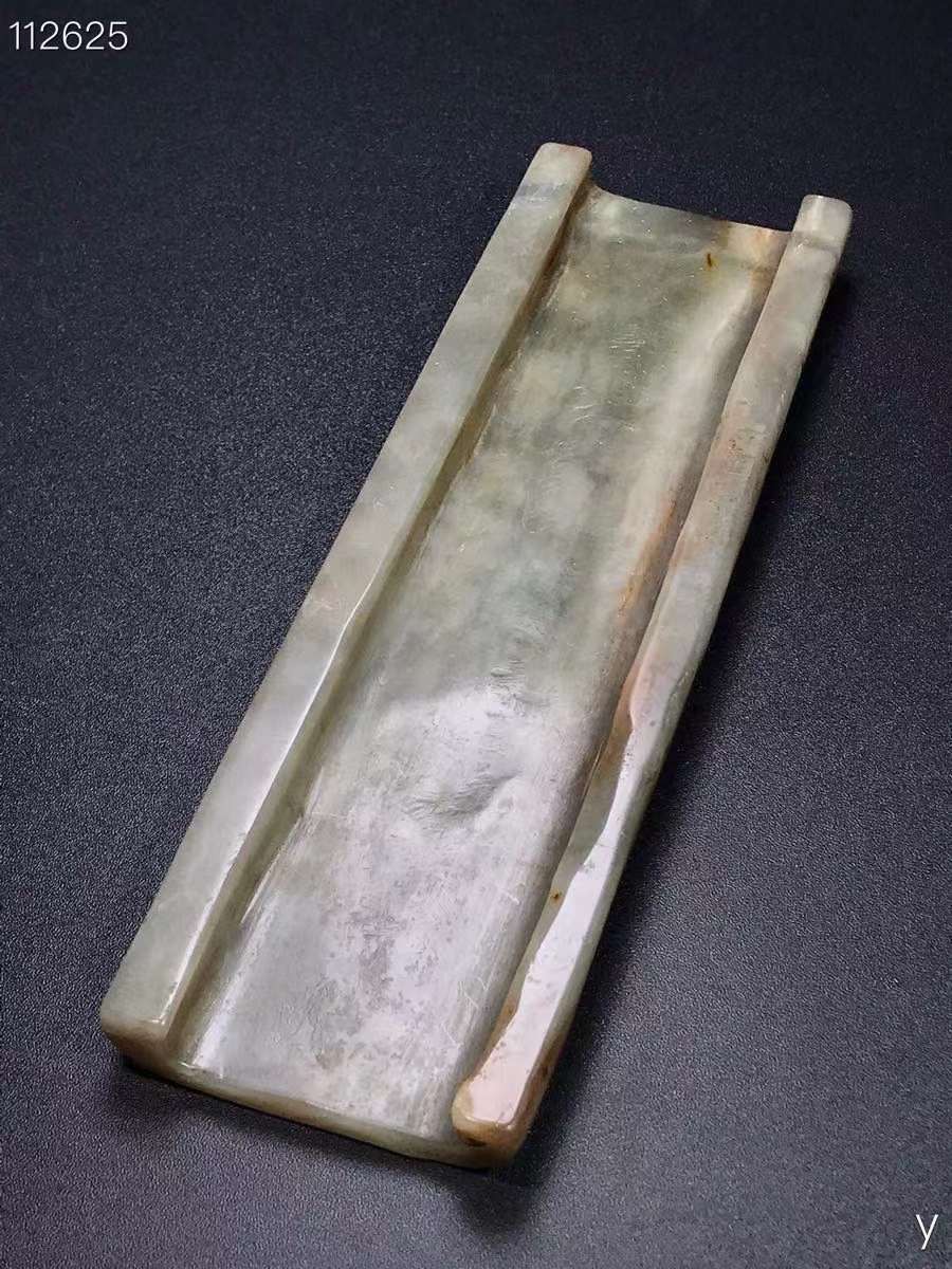 和田玉臂戈、雕工精湛，包浆老道，沁色完美，玉质温润细腻，收藏佳品！