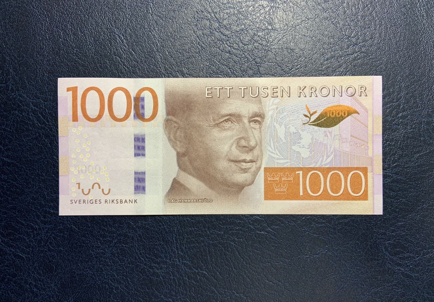 收藏联盟Quantum Auction 第296期拍卖  瑞典2015年1000克朗 品相UNC  角微瑕 瑞典前外长 第二任联合国秘书长达格·哈马舍尔德