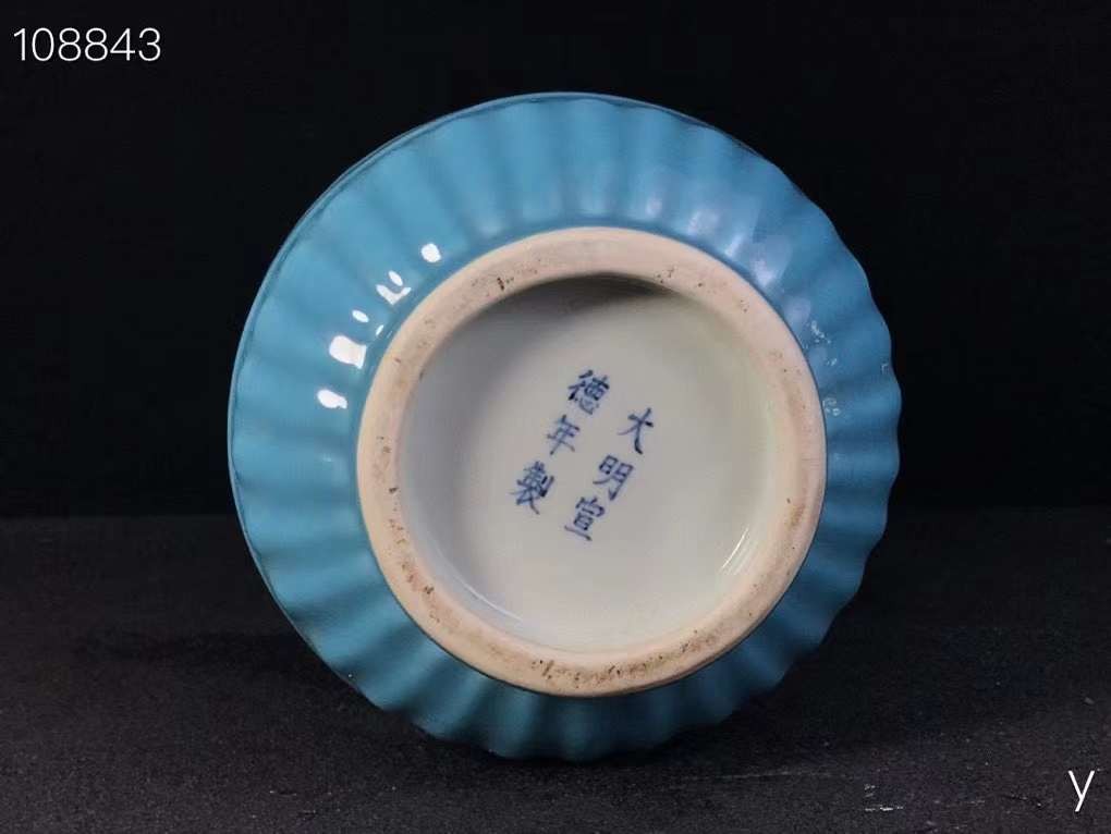 乾隆单色釉花浇，纯手工胎，器形优美，造型周正挺拔，品相完整。