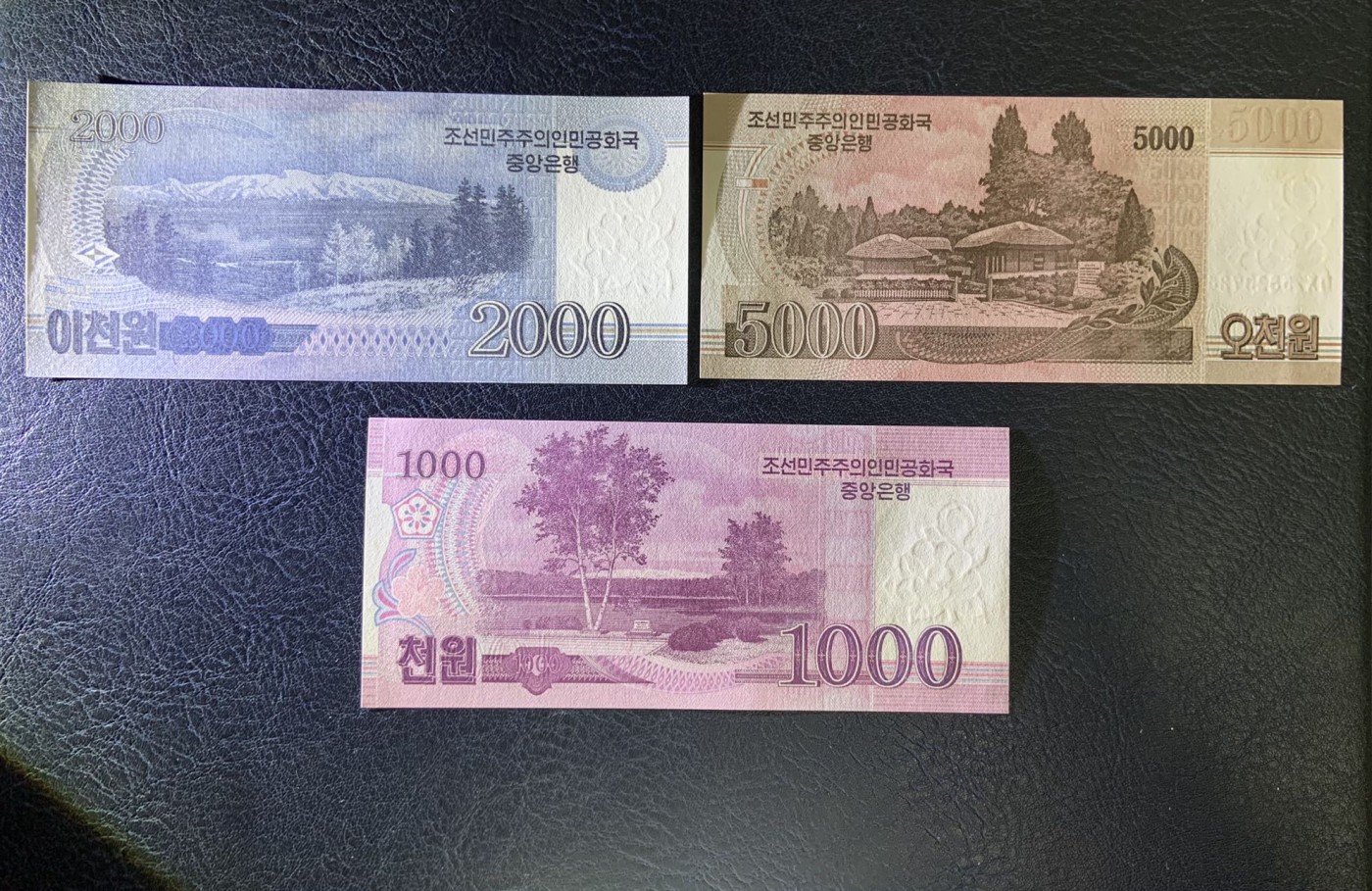 收藏联盟Quantum Auction 第296期拍卖  朝鲜2002年5-50元和2008年100-5000元尾二同一套 品相全新UNC(500有瑕疵，细节如图) 少见无加盖版 