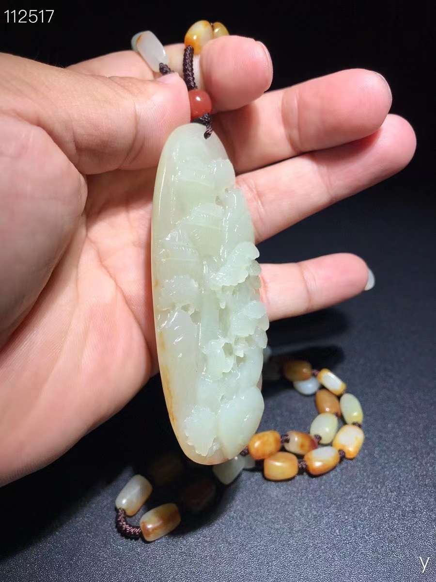 和田玉带皮籽料雕刻山水项链：雕工精湛，包浆老道，沁色完美，玉质温润细腻，收藏佳品！