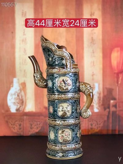 乾隆浮雕花卉竹节壶，纯手工胎，器形优美，造型周正挺拔，品相完整。 - 乾隆浮雕花卉竹节壶，纯手工胎，器形优美，造型周正挺拔，品相完整。