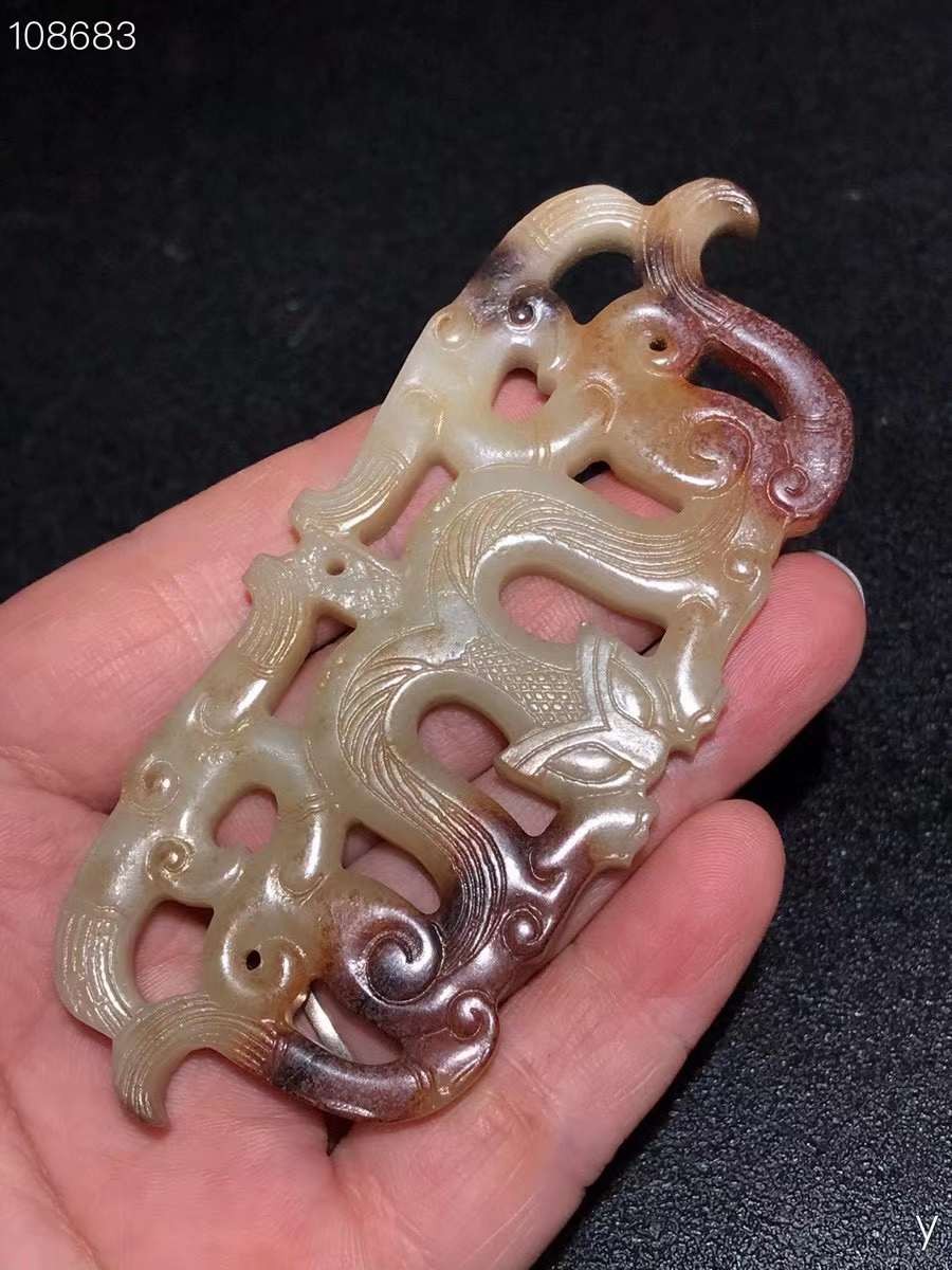 和田玉玉璧，选料上乘，玉质圆润，造型独特，包浆浓厚，品相一流，沁色完美，