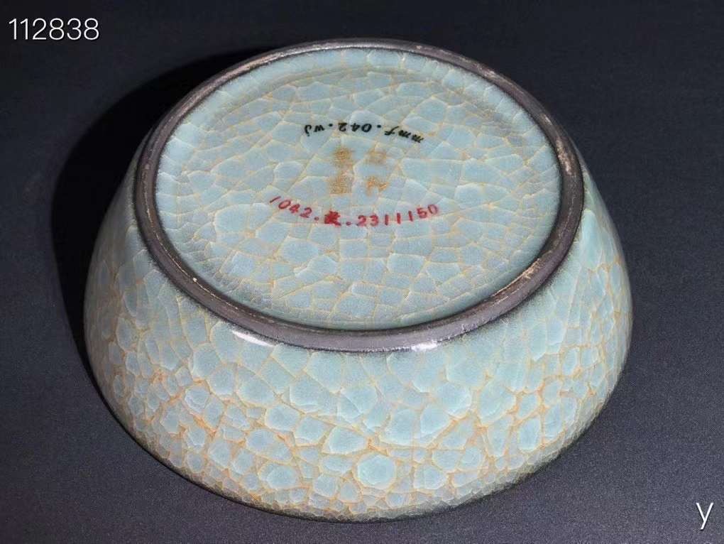 汝窑天青釉开片描金文字碗，纯手工胎，器形优美，造型周正挺拔，品相完整。