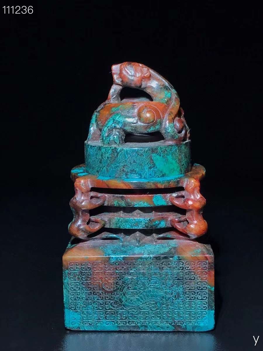 和田玉璃龙套章，玉质细腻，包浆厚重，沁色入骨，雕工精细，品相完美，细节如图！