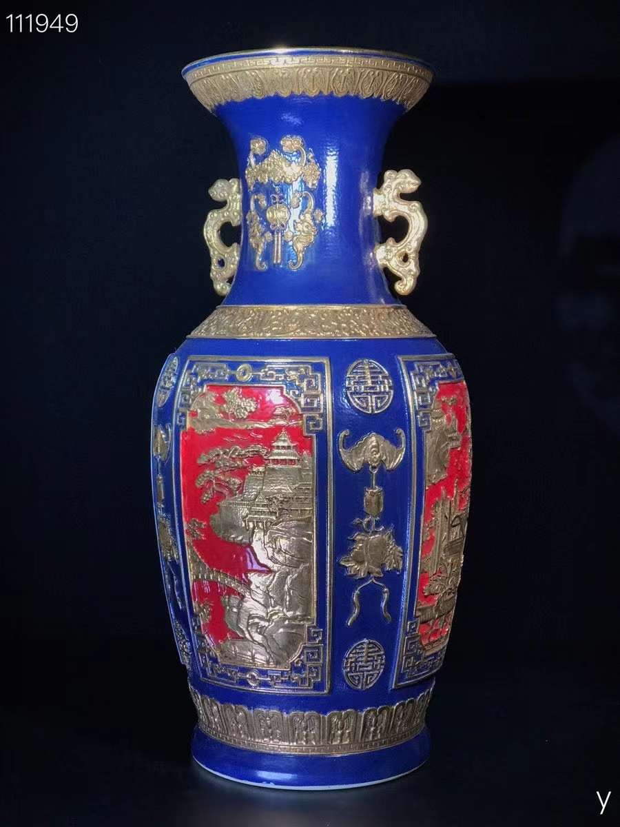 乾隆高浮雕挂耳尊、纯手工胎，器形优美，造型周正挺拔，品相完整。