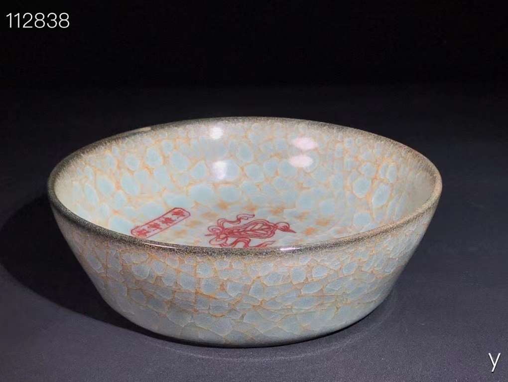 汝窑天青釉开片描金文字碗，纯手工胎，器形优美，造型周正挺拔，品相完整。