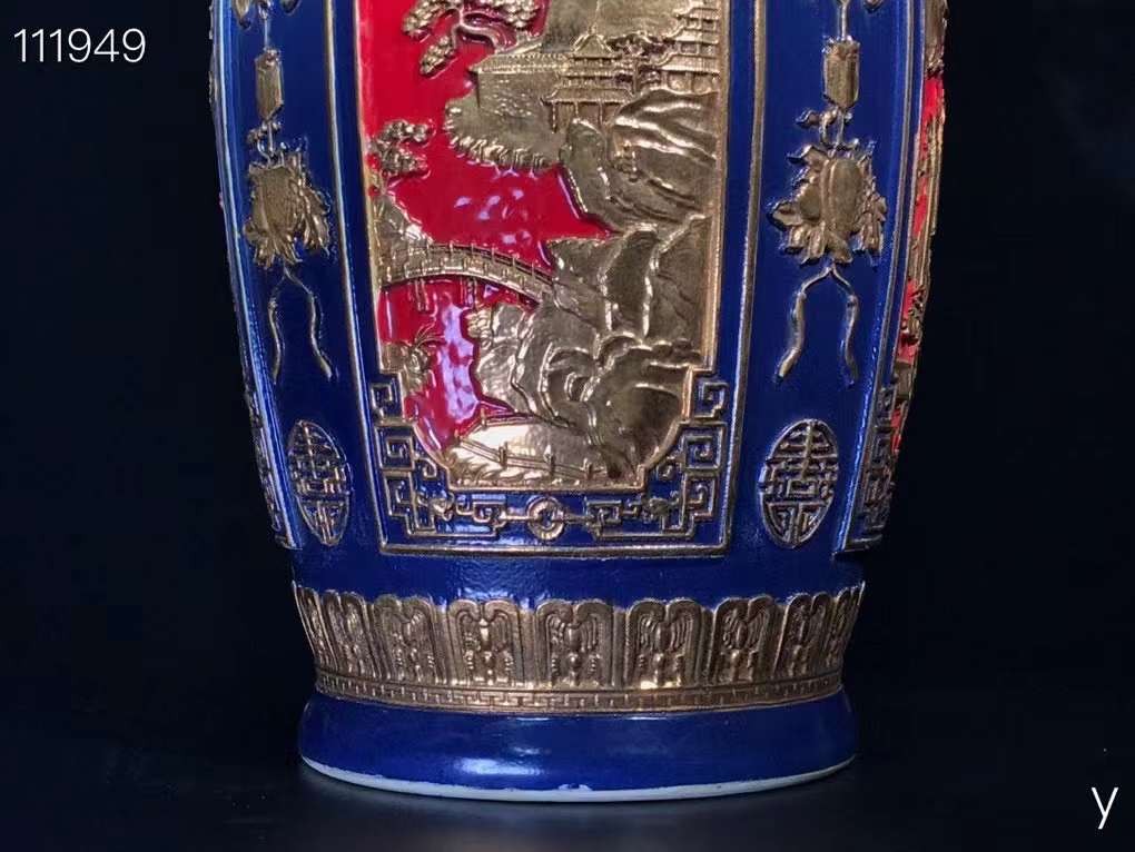 乾隆高浮雕挂耳尊、纯手工胎，器形优美，造型周正挺拔，品相完整。