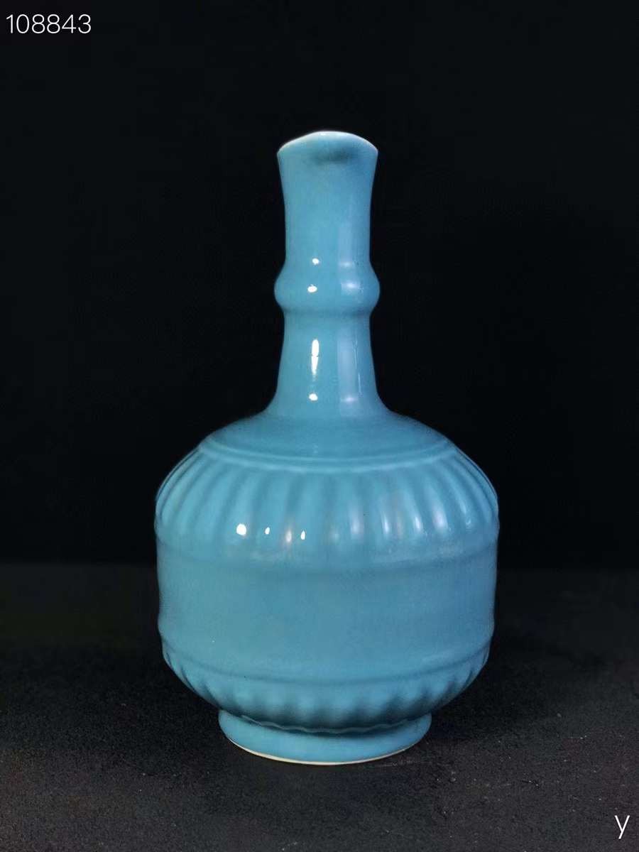 乾隆单色釉花浇，纯手工胎，器形优美，造型周正挺拔，品相完整。