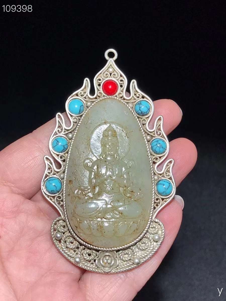 和田玉镶银佛像挂件，雕工精湛，包浆老道，沁色完美，玉质温润细腻，收藏佳品！