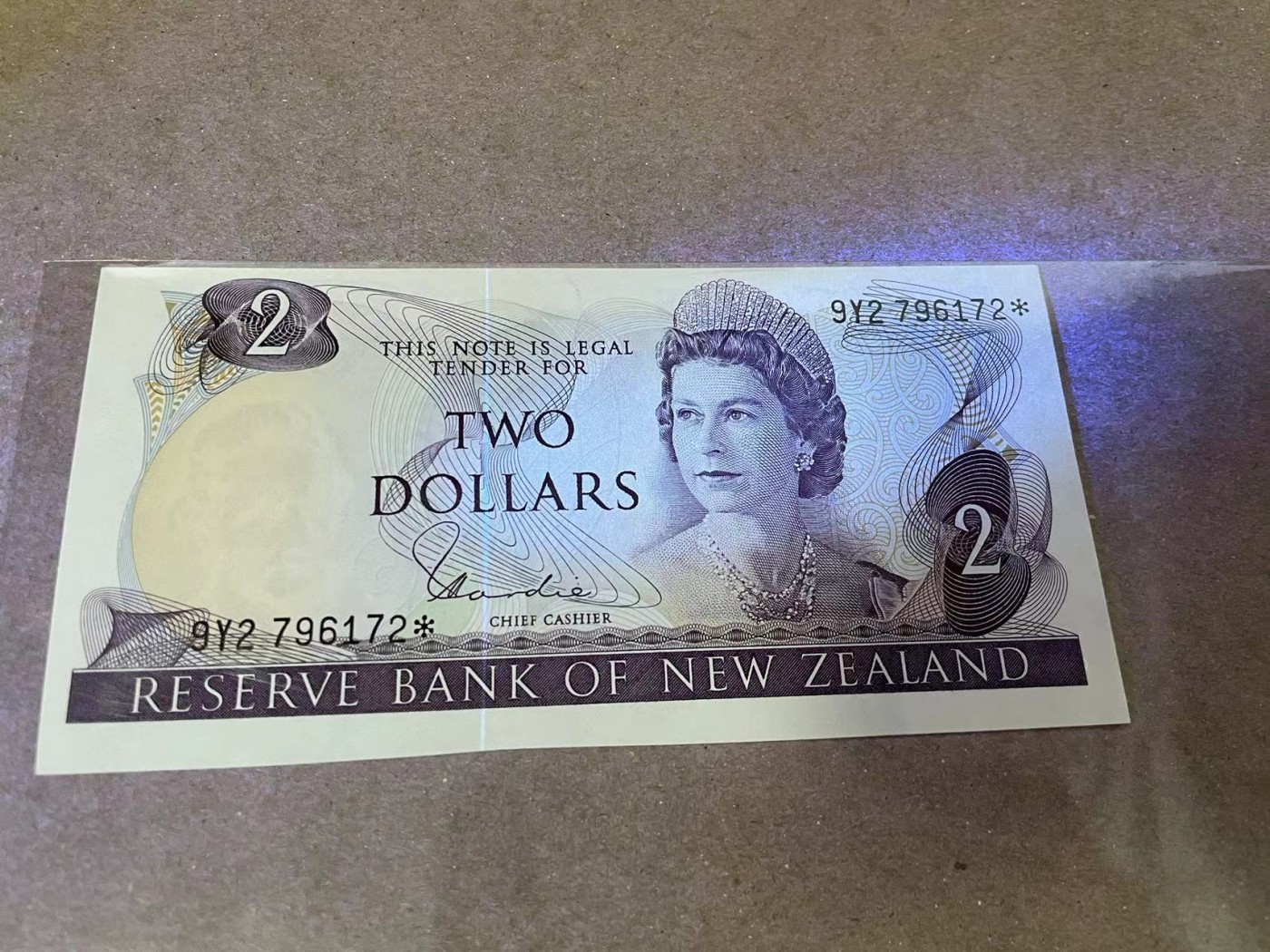 【Blue Auction】✨世界纸币精拍第380期【精】 【补号】新西兰 1975-77年2元 高冠女王 全新UNC