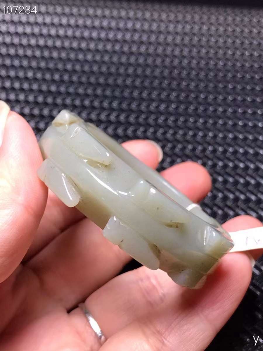 和田玉童镯，雕工精湛，包浆老道，沁色完美，玉质温润细腻，收藏佳品！