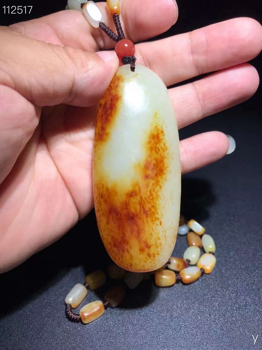 和田玉带皮籽料雕刻山水项链：雕工精湛，包浆老道，沁色完美，玉质温润细腻，收藏佳品！